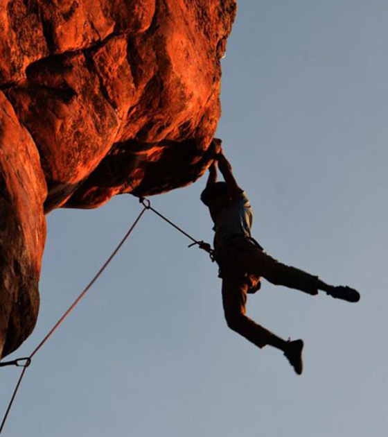 A climber hangs on a ledge. Coaching training in Frankfurt. Coach training in Frankfurt.