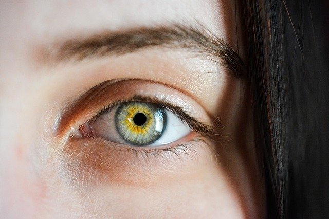 Der Fokus auf einen menschliche Pupille. Autogenes Training, Tool gegen Stress