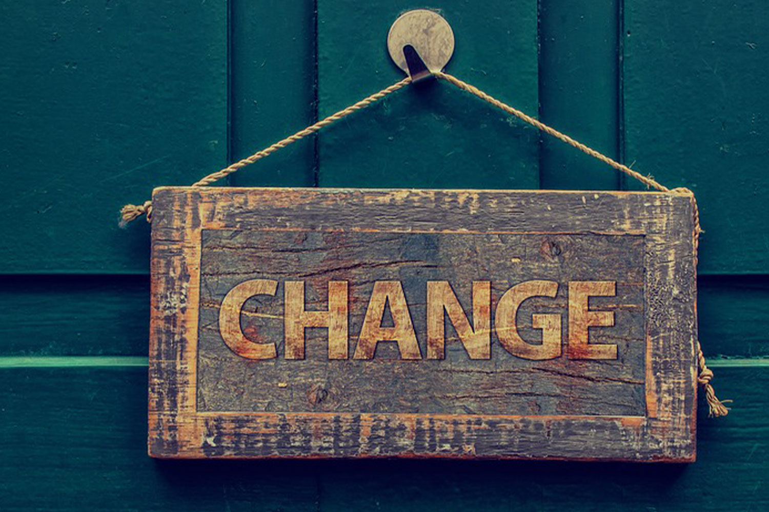 Ein Türschild mit der Aufschrift Change - Die berufliche Neuorientierung ist die häufigste Veränderung die wir sehen.