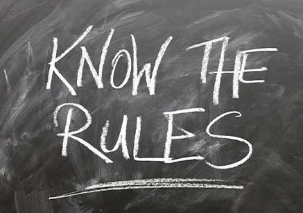 Eine Tafel mit der Aufschrift, Know the Rules. Personalentwicklung