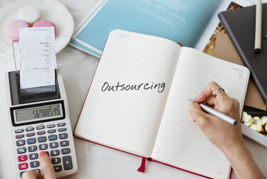 Ein Mann berechnet die Kosten für Outsourcing