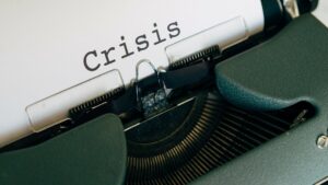 Schreibmaschine mit der Aufschrift "Crisis". Coaching in der Rezession